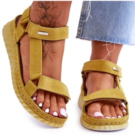 Sandale cu velcro Big Star din piele intoarsa LL276013 Galben Sandale cu velcro Big Star din piele intoarsa LL276013 Galben