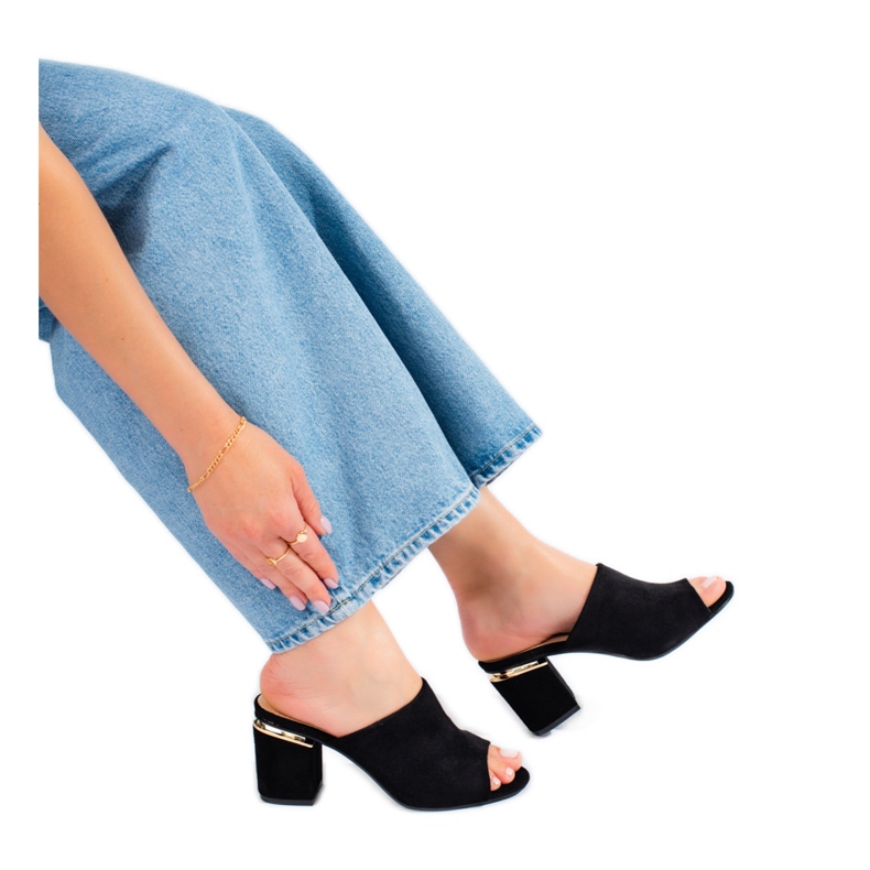 Vinceza Vincez black alunecă pe post negru