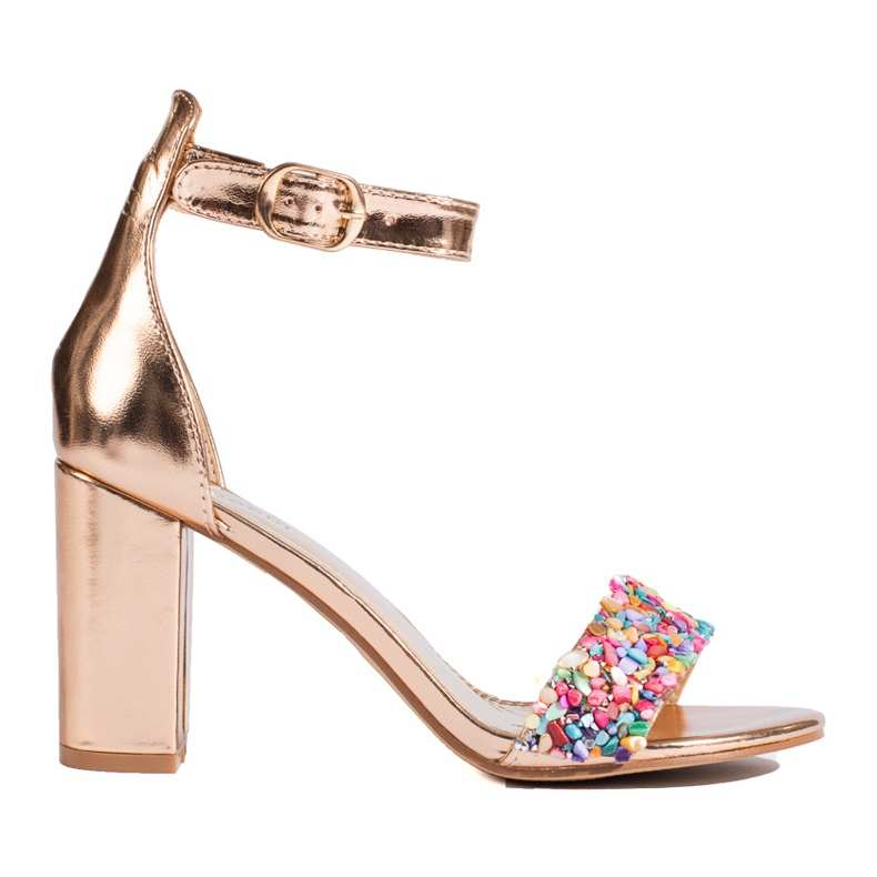 Sandale cu știfturi aurii de la Shelovet de aur Sandale cu știfturi aurii de la Shelovet de aur