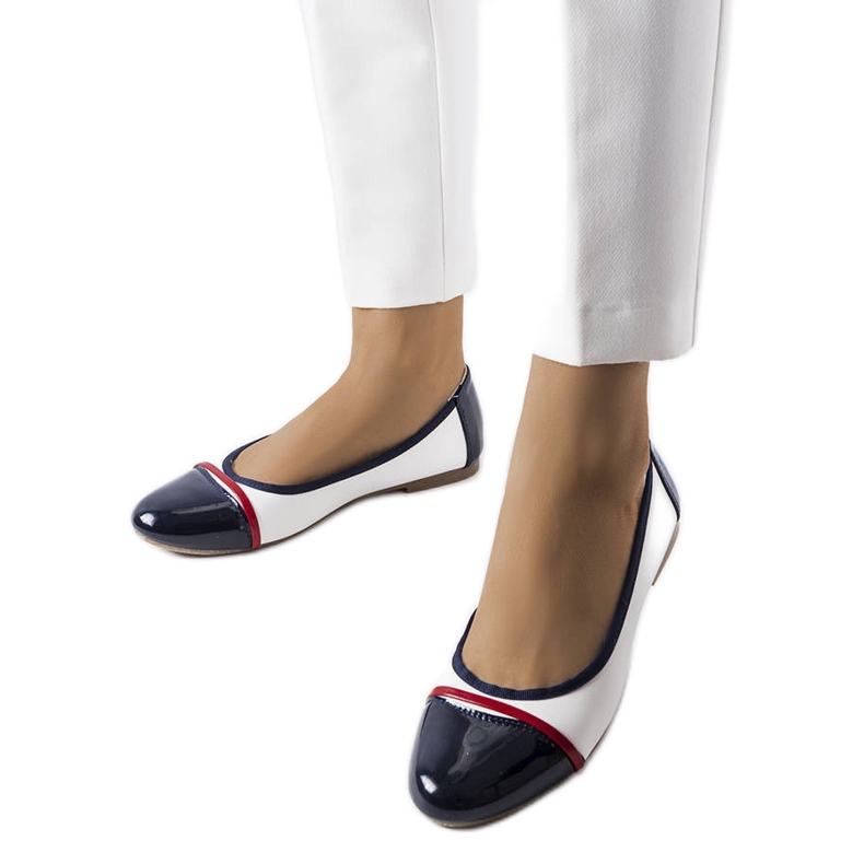 Balerini albi și bleumarin de la Salmons