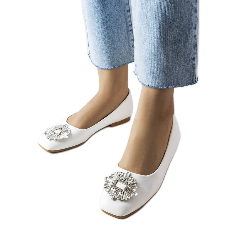 Balerini albi cu o broșă Miren