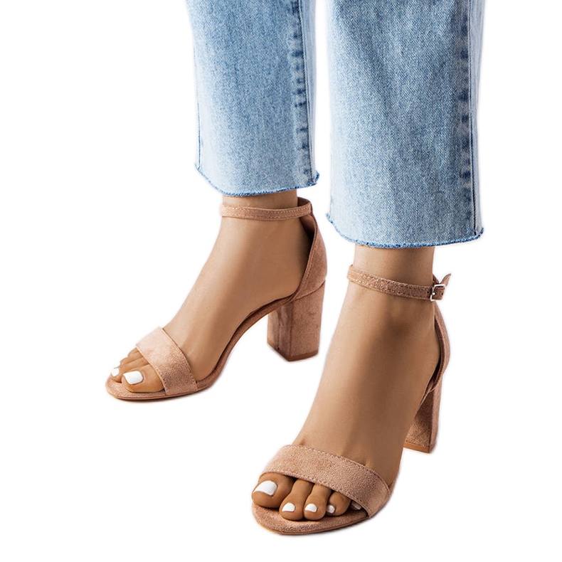 Sandale bej cu toc mic de la Loorna