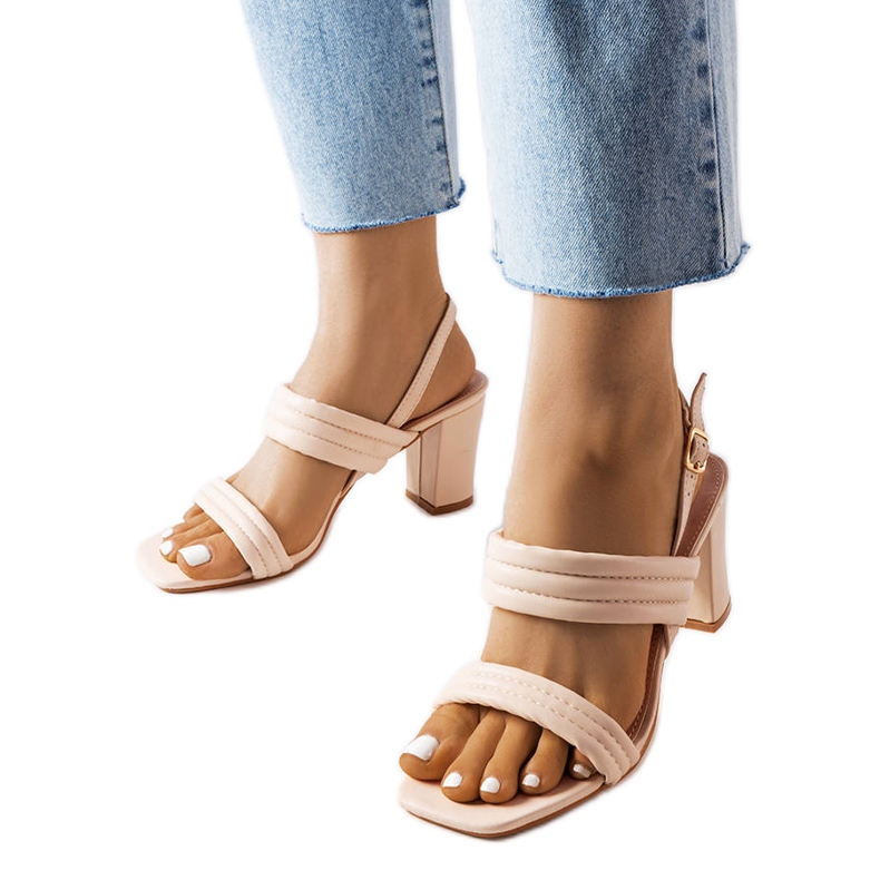 Sandale bej pe postul Moli