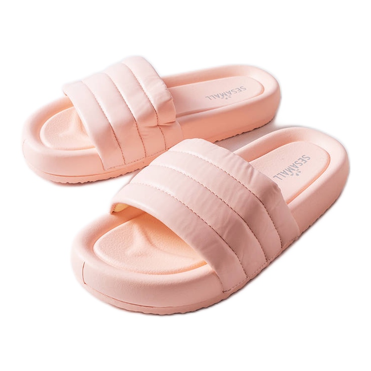 Inna Papuci roz decorati cu matlasare de la Dorene