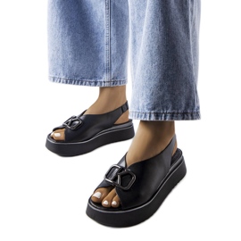 Sandale negre cu platformă cu podoabă de la Karino negru Sandale negre cu platformă cu podoabă de la Karino negru