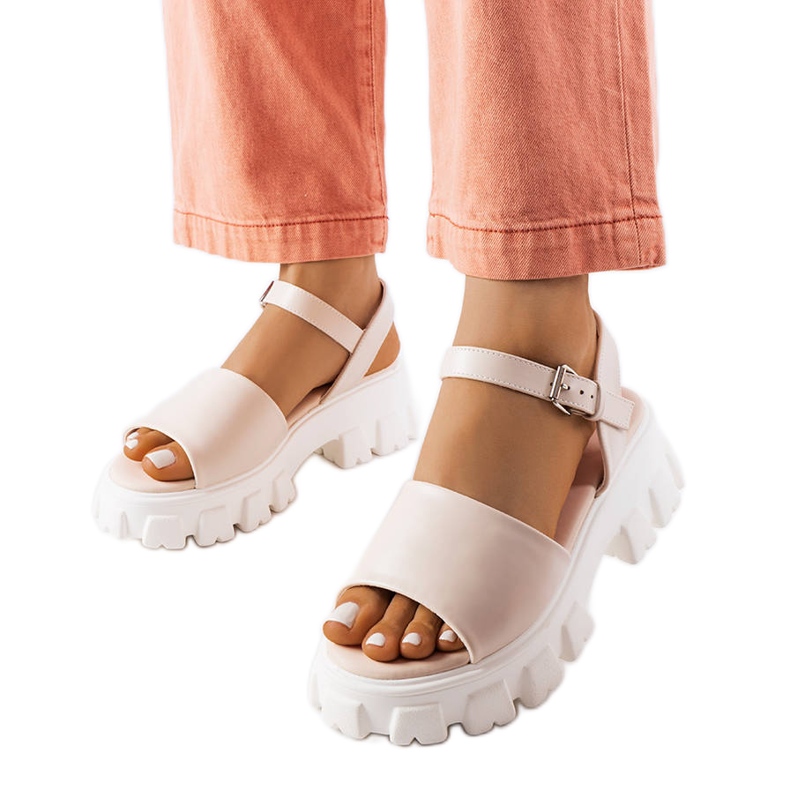 Sandale bej pe o talpă Vinceza masivă