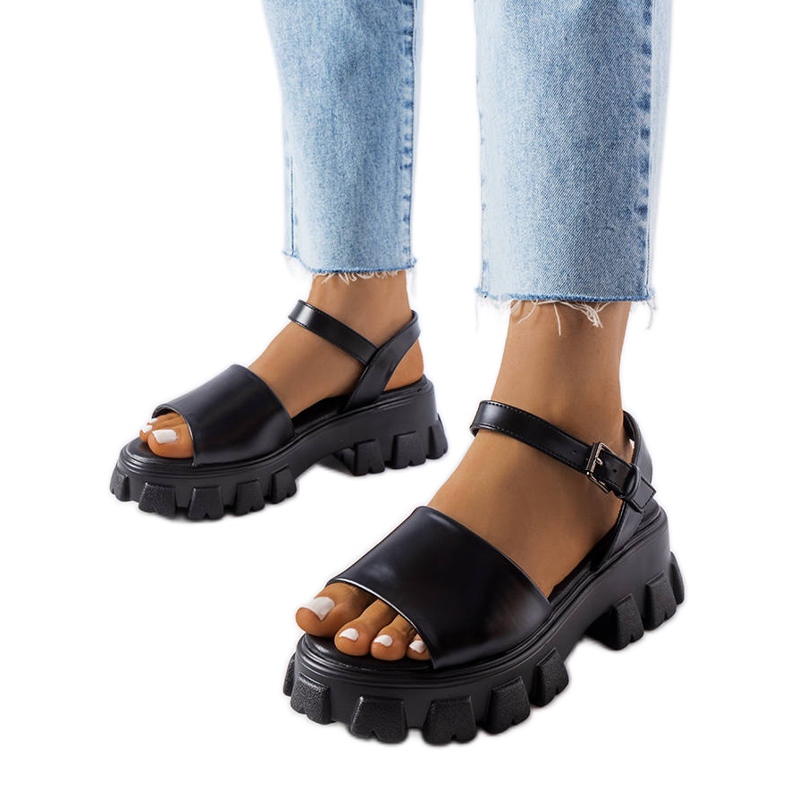 Vinceza Sandale negre pe o talpă Vincez masivă negru