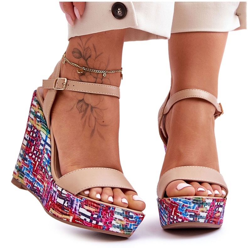 Sandale de damă pe o pană Malibu bej colorată Sandale de damă pe o pană Malibu bej colorată