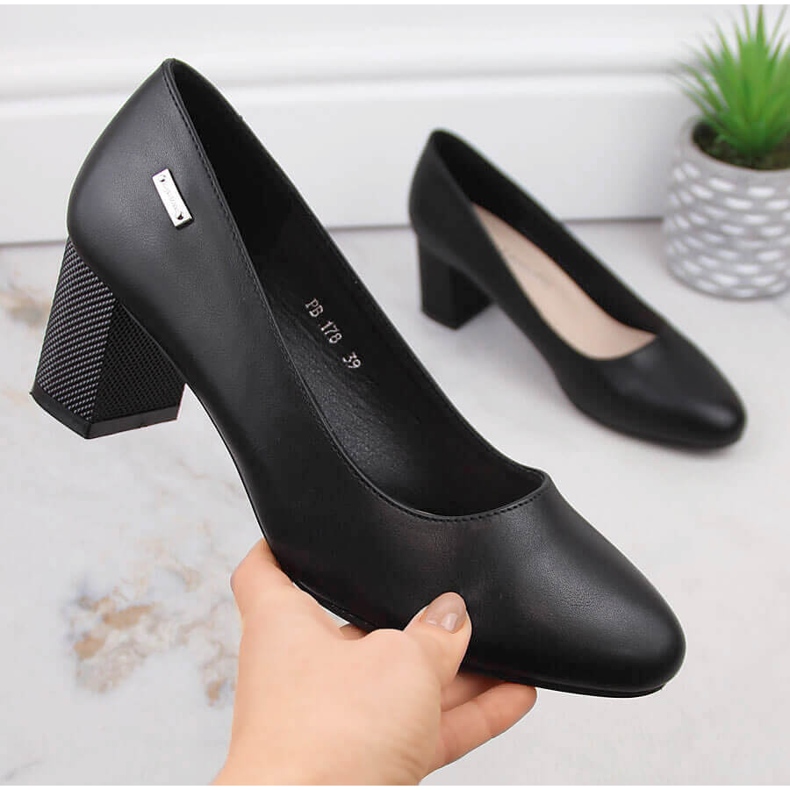 Pompe negre pe un stâlp decorativ de la Sergio Leone negru