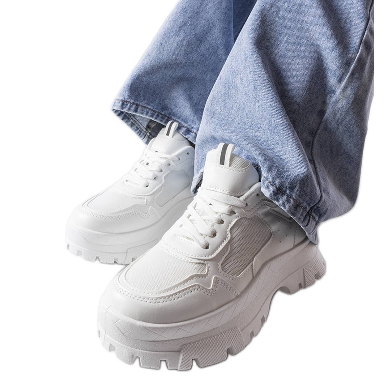 Tenisi albi Mikeladze groși Tenisi albi Mikeladze groși