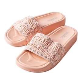 Sandalele cu volane roz ale lui Ernest