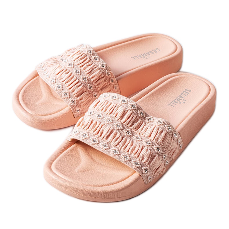 Sandalele cu volane roz ale lui Ernest