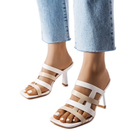 Flip-flops albi pe un ac