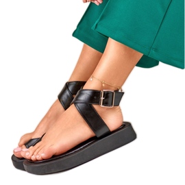 Sandale negre de damă prinse pe glezna Lisei negru