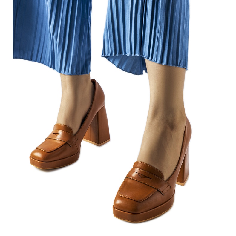 Pompe maro cu toc înalt de la Inès