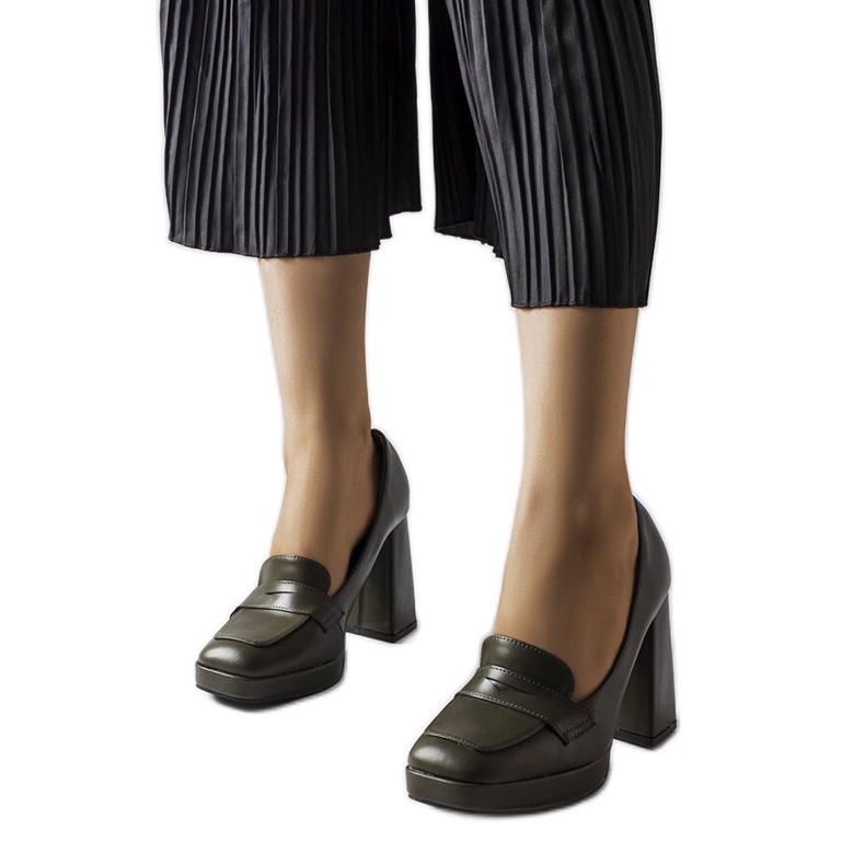 Pompe verde închis de la Inès