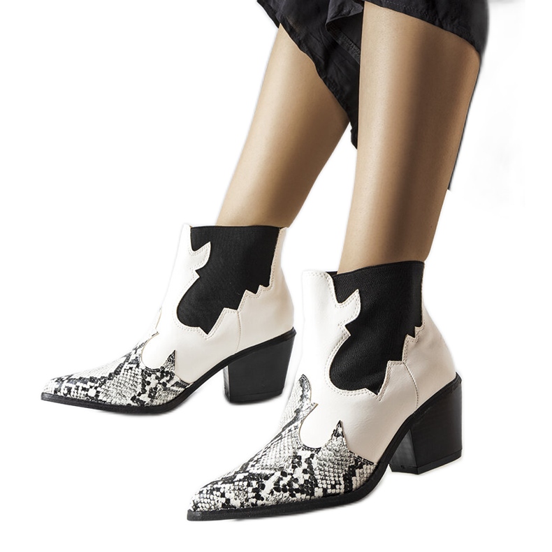 Cizme de cowboy izolate albe cu motiv de șarpe de la Goulet Cizme de cowboy izolate albe cu motiv de șarpe de la Goulet