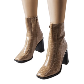 Botine izolate bej cu model de crocodil de la Belluci