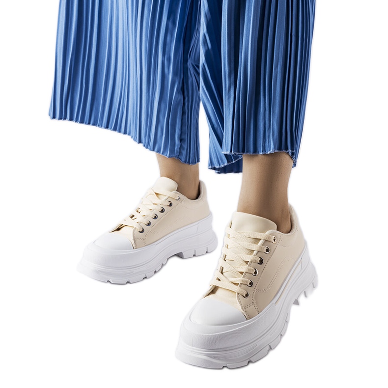 Adidași bej cu platformă înaltă de la Kari