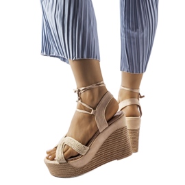 Espadrile cu pană bej de la Berta Espadrile cu pană bej de la Berta