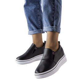 Inna Tenisi negri Dionisia cu pană negru