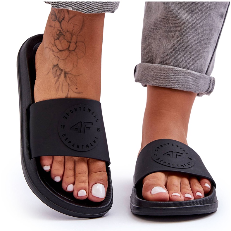 Papuci sport pentru femei 4F 4FSS23FFLIF069-72S Negru Papuci sport pentru femei 4F 4FSS23FFLIF069-72S Negru