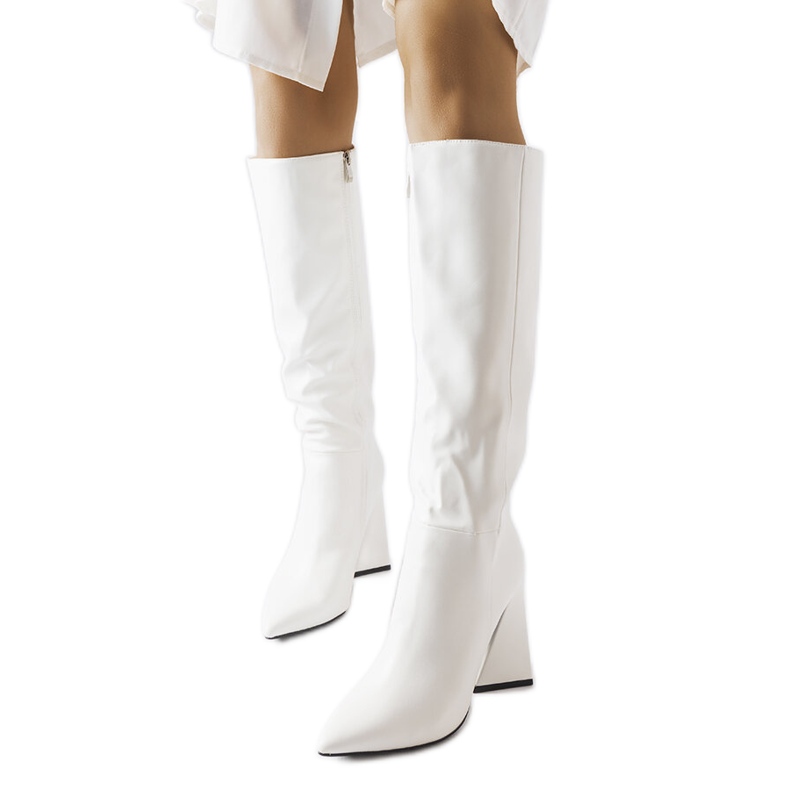 Cizme albe Medicina pe post