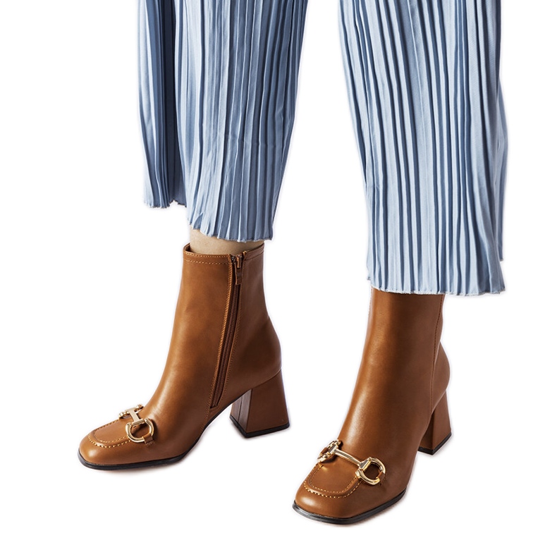 Botine maro de la Castione Botine maro de la Castione