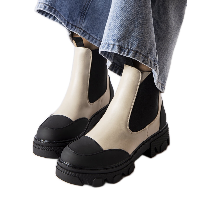 Cizme slip-on bej și negre de la Sibyla