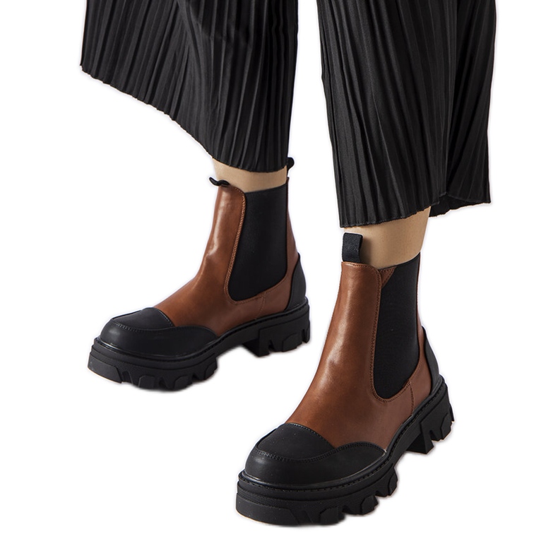 Cizme maro cu slip-on de la Sibyla