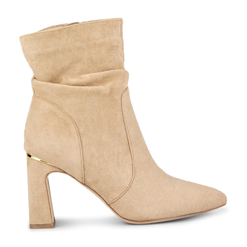 Cizme de damă bej pe un stâlp decorat Cizme de damă bej pe un stâlp decorat