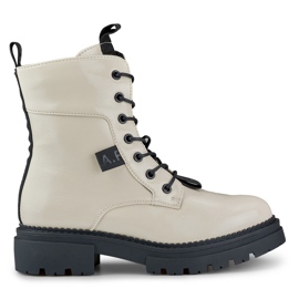 Muncitoare bej lacuite de la Carole