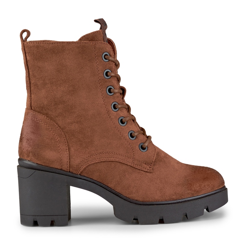 Cizme maro de piele intoarsa pe un post confortabil Cizme maro de piele intoarsa pe un post confortabil