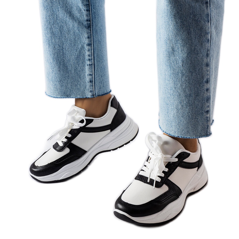 Pantofi alb-negru cu accente de piele de șarpe de la Diego