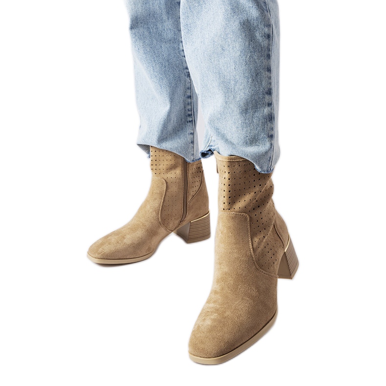 Botine bej cu partea superioară perforată de la Cavallo Botine bej cu partea superioară perforată de la Cavallo