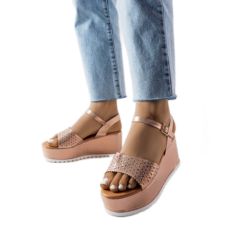 Sandale roz cu platformă ajurata de la Stockton