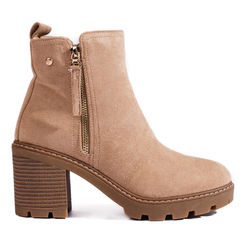 Botine din piele intoarsa bej cu toc lat de la Vinceza Botine din piele intoarsa bej cu toc lat de la Vinceza