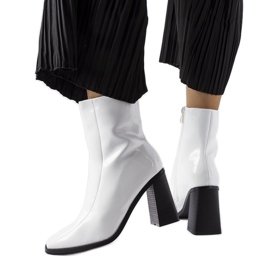 Botine albe lacuite de la Jelica Botine albe lacuite de la Jelica