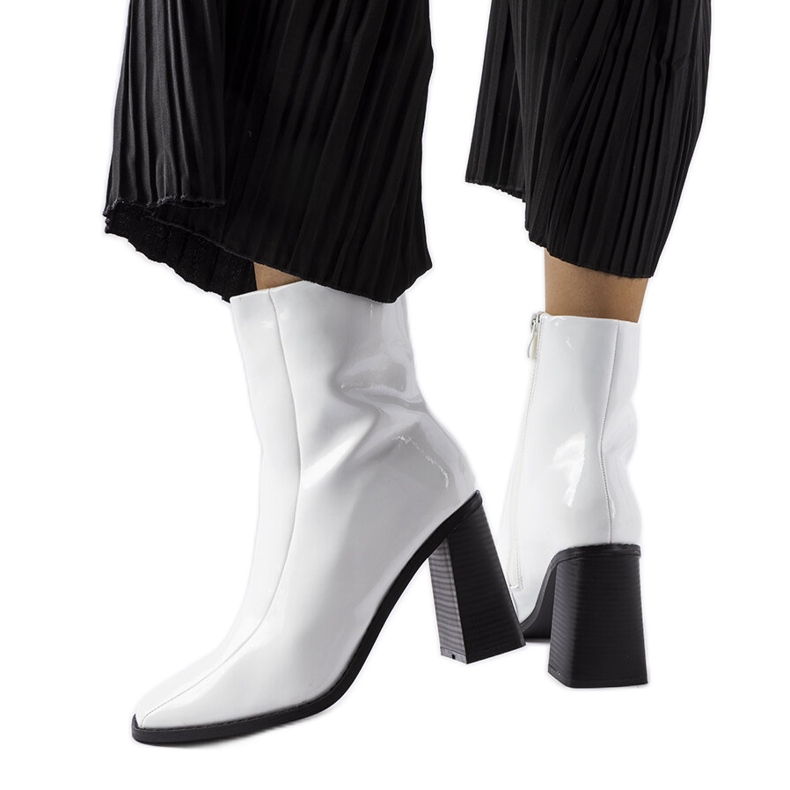 Botine albe lacuite de la Jelica Botine albe lacuite de la Jelica