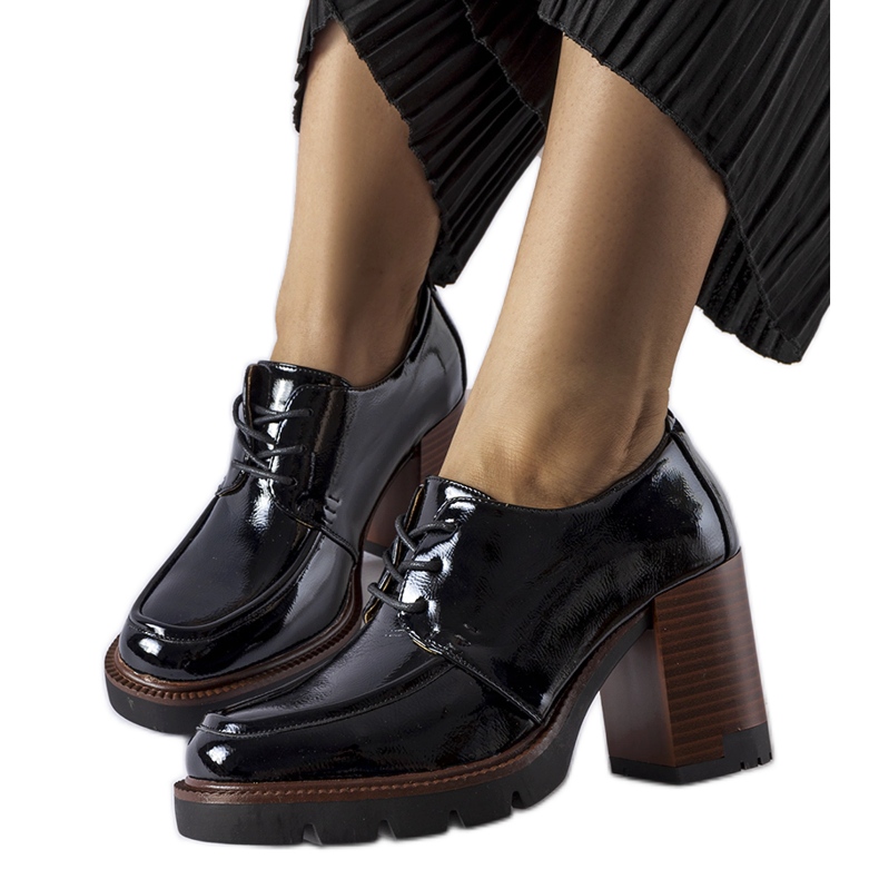 Pantofi negri lacuiti cu toc inalt de la Vinceza negru