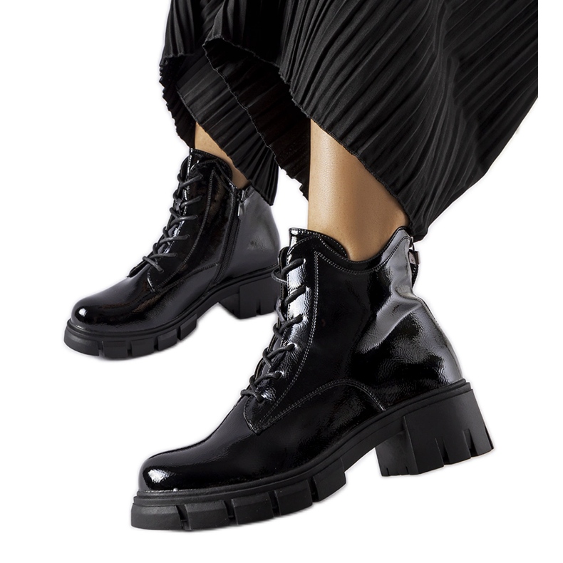 Botine lacuite izolate negre de la Vinceza negru