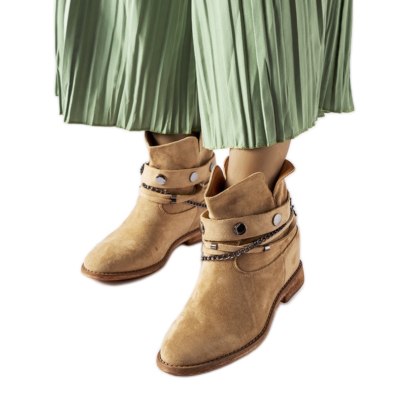 Cizme cu pană izolate bej de la Rinehart Cizme cu pană izolate bej de la Rinehart