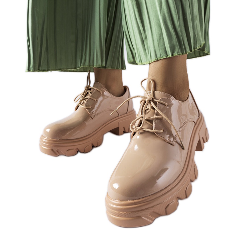 Pantofi bej din piele lacuita Kelly