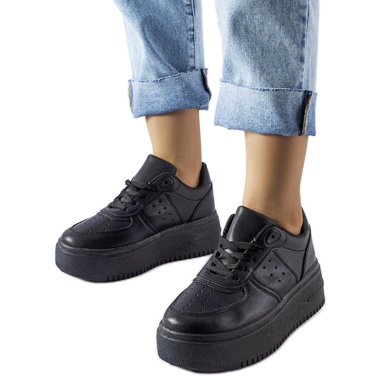 Tenisi negri pe platforma Kassab negru