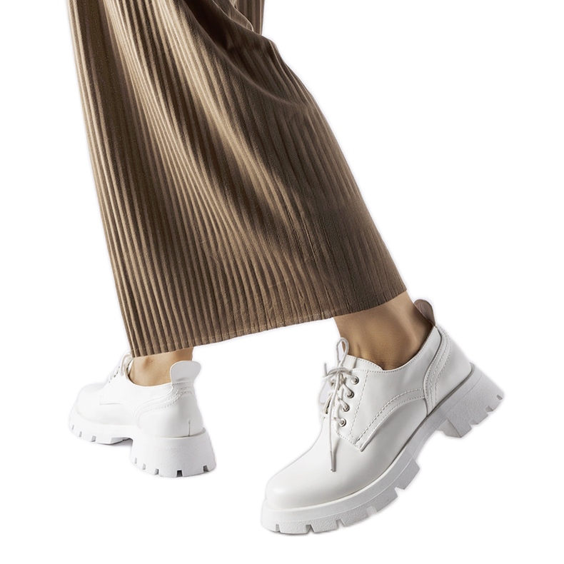 Pantofi albi cu finisaj Charleston mat Pantofi albi cu finisaj Charleston mat