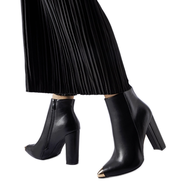 Cizme negre cu vârf metalic Sacra negru