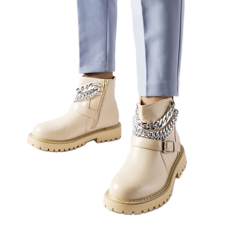 Botine bej cu lanțuri decorative de la Mezzavia