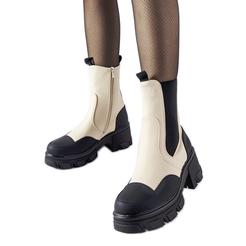 Botine masive cu slip-on bej și negru de la Mafalda Botine masive cu slip-on bej și negru de la Mafalda