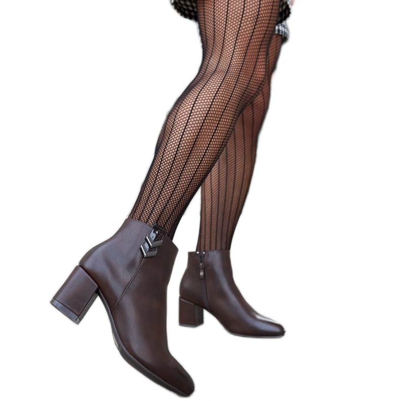 Botine maro cu toc jos de la Aniceto