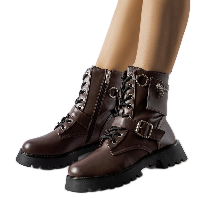 Muncitori izolați maro cu o geantă de la Manzoni